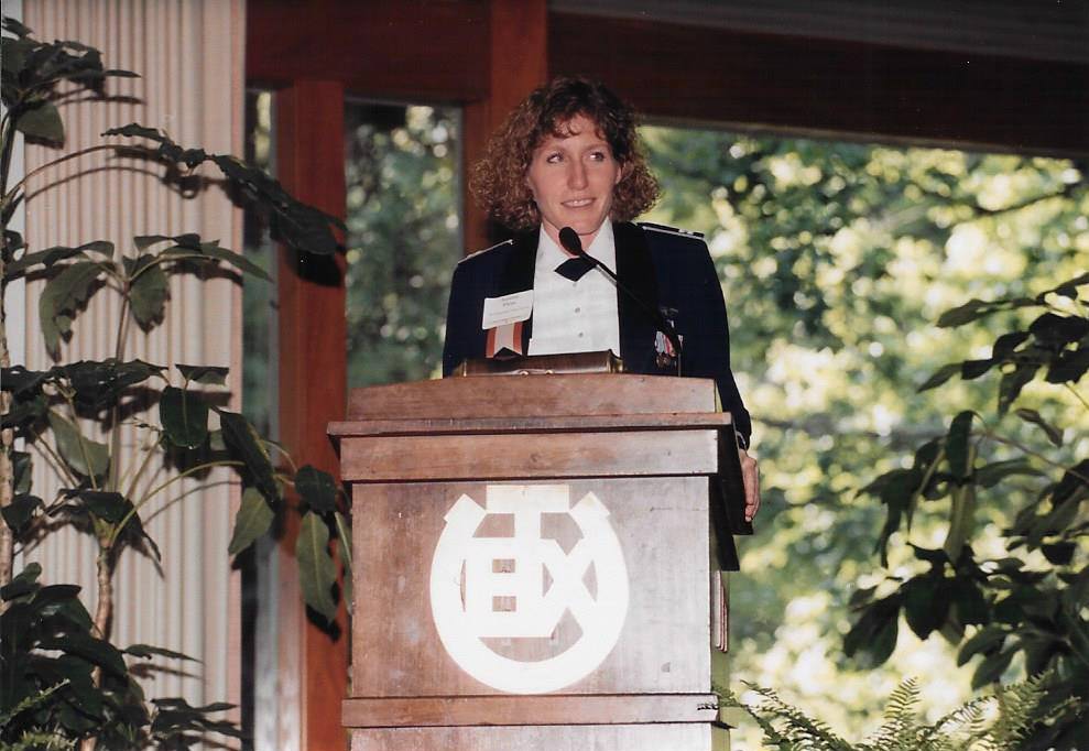 LEAVITT SPEAKING AFTER RECEIVING THE OUTSTANDING YOUNG TEXAS EXES AWARD IN 1997. PHOTO FROM LEAVITT PERSONAL COLLECTION.